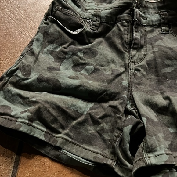 LEI CAMO SHORTS - Picture 5 of 9